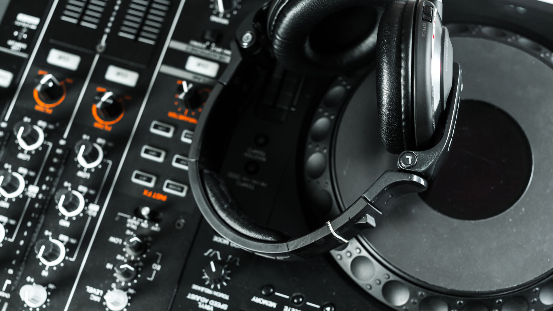 What Is the Best DJ Equipment for Beginners? ZeffPhoto